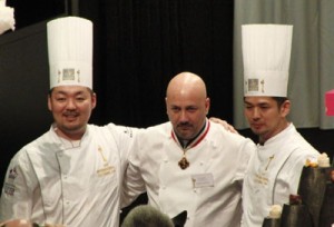 魚部門最優秀賞に選ばれた日本代表チーム。写真左が高田さん＝１月２４日、フランス（提供写真）