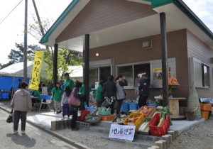 多くの人でにぎわった特産品ショップ「みきょうぬくし」のプレオープンイベント＝２１日、天城町