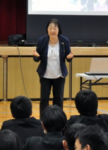 命の尊さについて講話した長谷川さん＝９日、知名中体育館