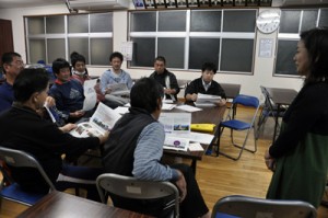 今後の取り組みを話し合うプロジェクトメンバー＝２４日、和泊町の玉城字公民館