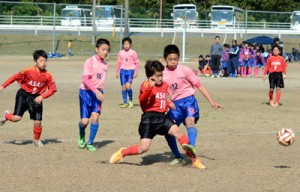 【Ａ級決勝・ＦＣ朝日―ＦＣ龍郷Ａ】先制点を押し込むＦＣ朝日の主将・久保（中央）＝１日、奄美市名瀬の古見方多目的広場