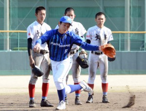 球児らに守備の手本を示す横田内野手＝７日、名瀬運動公園市民球場