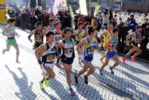 県下一周駅伝、１区走者が一斉にスタート。前列左端が大島の龍田（鹿児島商業高２年）＝１４日、鹿児島市役所前