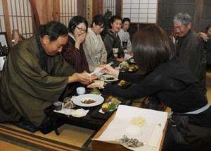 正月料理の三献を味わったツアーの参加者たち＝１９日、奄美市笠利町