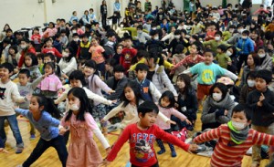 幼児１７１人が運動遊びなどを楽しんだ新一年生のつどい＝８日、朝日小学校体育館