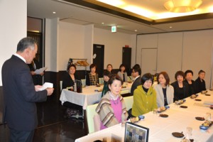 大島紬に高い評価があった懇談会＝６日、奄美市名瀬のホテル