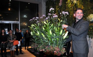 奄美産の花を使った作品を披露するバーグマンさん＝１７日、東京南青山