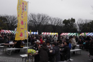 厳しい寒さにもかかわらず、家族連れなどでにぎわった「とくの島観光・物産フェアｉｎ東京」＝８日、東京・代々木公園