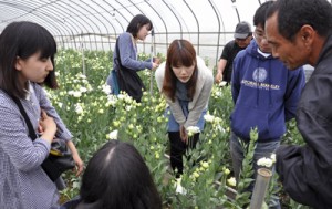 農家を訪問し、島の農業について学ぶ島キャン生ら＝１６日、知名町