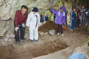 調査チームから長石の辻遺跡の説明を受ける地域住民ら＝２８日、喜界町島中