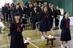 校歌を斉唱する（前列右から）須田さんと橋口さん。卒業式には大勢の住民が駆け付けた＝１３日、瀬戸内町の薩川中