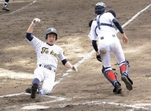 六回裏、東海大四が適時打で先制＝８日、名瀬運動公園市民球場