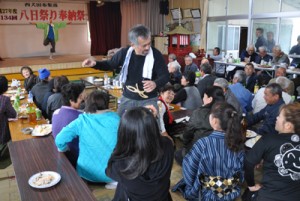 島口劇などで盛り上がった西犬田布集落の「八日祭り奉納祭」＝１日、伊仙町