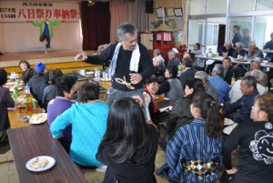 島口劇などで盛り上がった西犬田布集落の「八日祭り奉納祭」＝１日、伊仙町