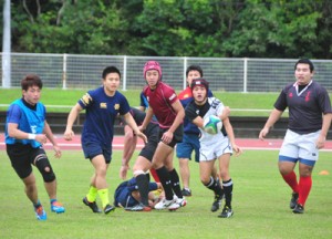 試合形式で高校生を指導した慶応大学のラグビー教室＝７日、名瀬運動公園陸上競技場 