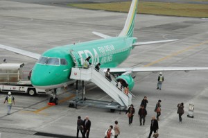 初めて奄美に到着した広島発のＦＤＡチャーター便＝２０１４年１１月、奄美空港