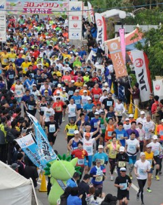 一斉にスタートするフルマラソンの出場者＝８日、与論町茶花