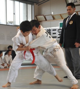 小中学生７６人が熱戦を繰り広げた徳三宝杯柔道選手権大会・徳之島地区防犯柔道大会＝１５日、徳之島署武道館