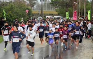 元気にコースに飛び出す参加者たち＝１日、喜界町