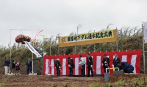 テープカット、くす玉割りで試験通水開始を祝った記念式典＝６日、和戸町根折