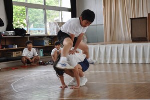 「連続馬跳び」を披露する児童＝２５日、天城町の西阿木名小学校三京分校