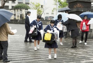 最後の面接を終え、試験会場を後にする受験生たち＝６日、奄美市名瀬の県立大島高校