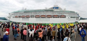 阪神からの集客数を押し上げた客船サン・プリンセス＝２０１４年５月、奄美市の名瀬港