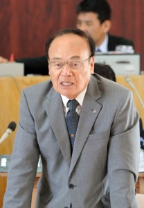 勇退を表明した南政吾町長＝１８日、与論町議会議場