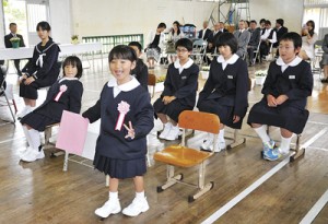 与路島での新たな学校生活をスタートさせた子どもたち＝６日、瀬戸内町の与路小中