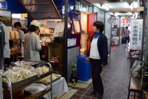 人の流れが増えつつある末広市場＝１５日、奄美市名瀬