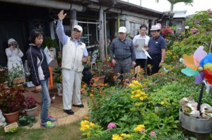 応募者の説明を受けながら採点する審査員＝２６日、知名町