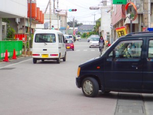 与論町を走る軽自動車。税の収納率が９９％台に達している