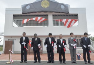 犬田布岬観光公園に整備された休憩施設の完成セレモニー＝７日、伊仙町