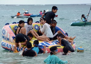 海開きでマリンスポーツを楽しむ赤木名小の児童ら＝２１日、笠利町用安海岸