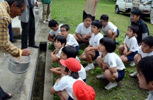 初の土曜授業で地域住民と共に、シイタケのこま打ち体験を行った児童＝１１日、知根小学校