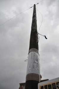 道路法違反の告知を張り付けられた木柱＝２１日、奄美市名瀬