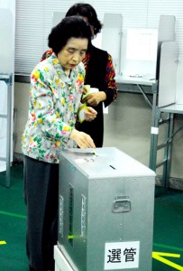 期日前投票で一票を投じる有権者＝４日、奄美市名瀬