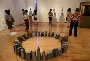 立体作品１３点が並ぶ作品展＝１９日、奄美市の田中一村記念美術館