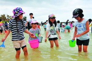 大勢の家族連れでにぎわった海開き＝２９日、天城町の与名間ビーチ