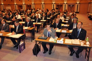 奄美の市町村長、議会議長らも出席した２０１５年度県政説明会＝２８日、県庁