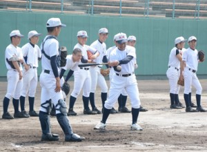 守備練習で準決勝に備える大島の渡邉監督と選手ら＝２日、鴨池市民球場