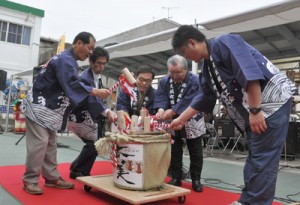 交流スペース「わっきゃが広場」の完成セレモニー＝１８日、天城町