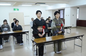 織り技術の習得に向けて誓いを新たにする入校生ら＝１０日、奄美市の紬会館
