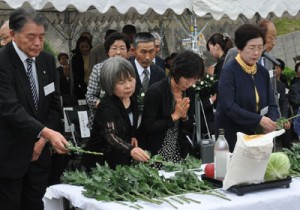 遺族ら平和へ強い思い／「富山丸」５２回目の慰霊祭、徳之島町