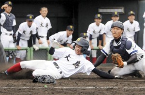 七回表１死２塁。泉の安打で白井が本塁に突入するがタッチアウト＝３日、県立鴨池球場