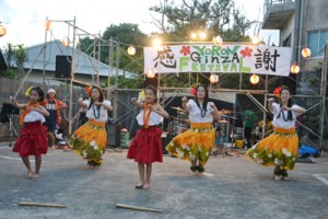 多彩なステージ発表で盛り上がった銀座通り感謝祭＝４日、与論町茶花