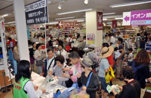 臨時の免税カウンターに詰め掛ける韓国人乗客＝２４日、奄美市名瀬のダイエープラザ大島店