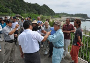 徳之島での土砂採取と桟橋の建設計画について現地で確認した住民有志ら＝３１日、徳之島町