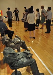 現代アート１３点を展示している特別展であった学芸員による作品解説＝１７日、田中一村記念美術館