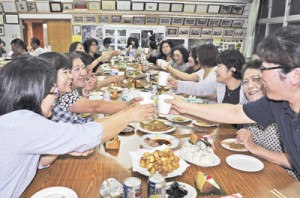 壮年団のもてなしで乾杯する婦人会会員ら＝１０日、知名町住吉字公民館